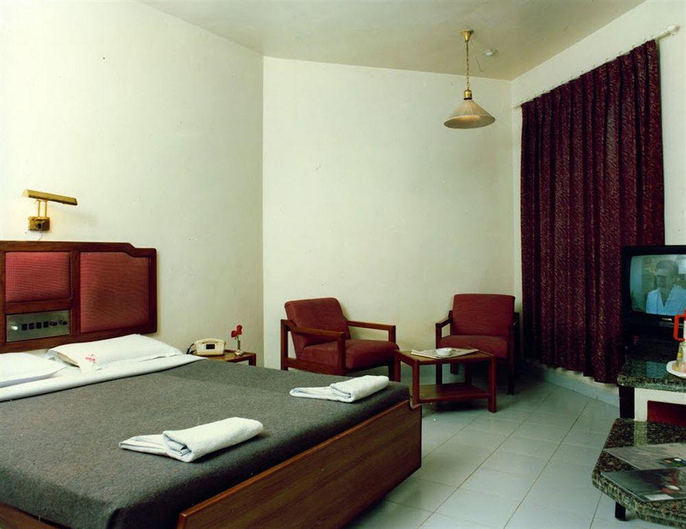 Hotel Ashish Plaza Пуне Екстер'єр фото
