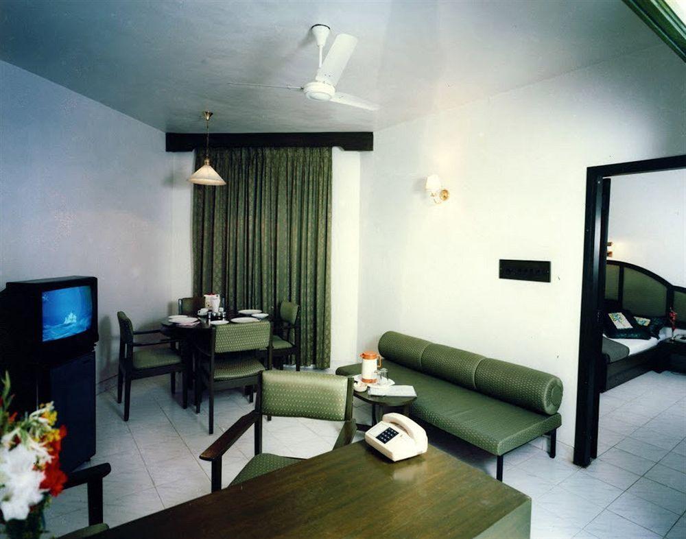 Hotel Ashish Plaza Пуне Екстер'єр фото