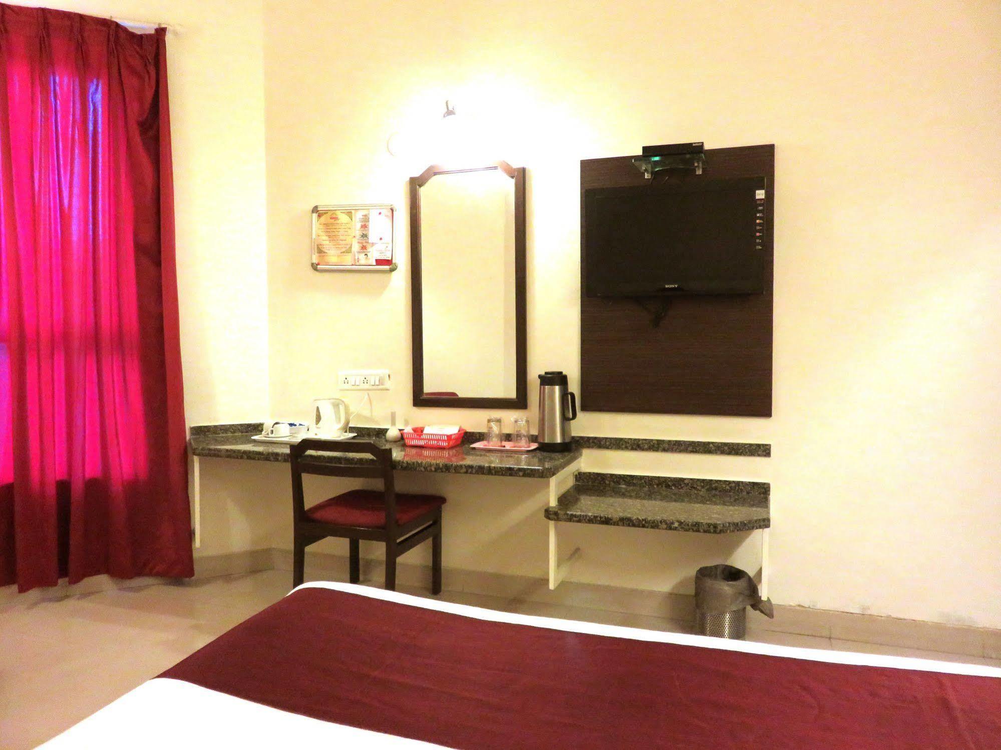 Hotel Ashish Plaza Пуне Екстер'єр фото