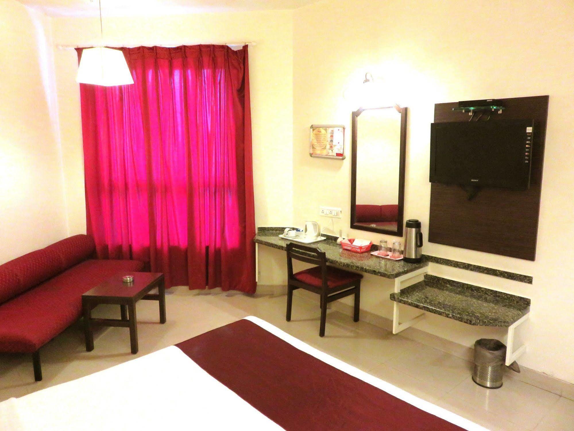 Hotel Ashish Plaza Пуне Екстер'єр фото