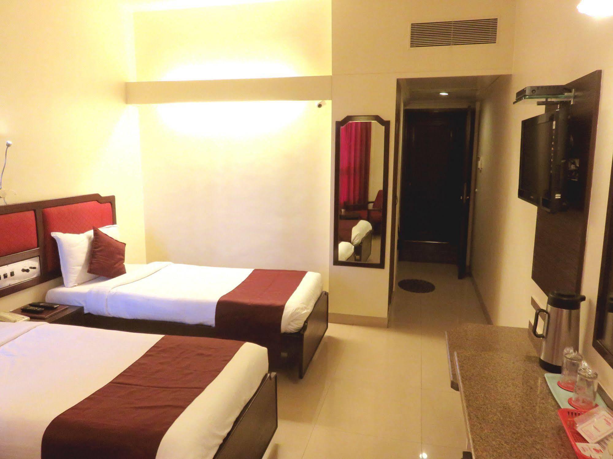 Hotel Ashish Plaza Пуне Екстер'єр фото