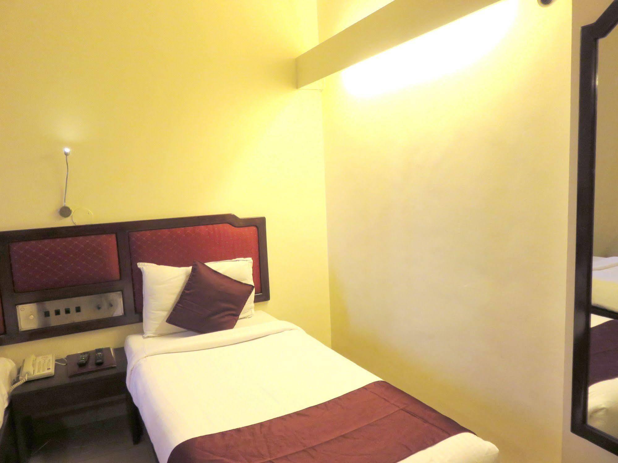 Hotel Ashish Plaza Пуне Екстер'єр фото