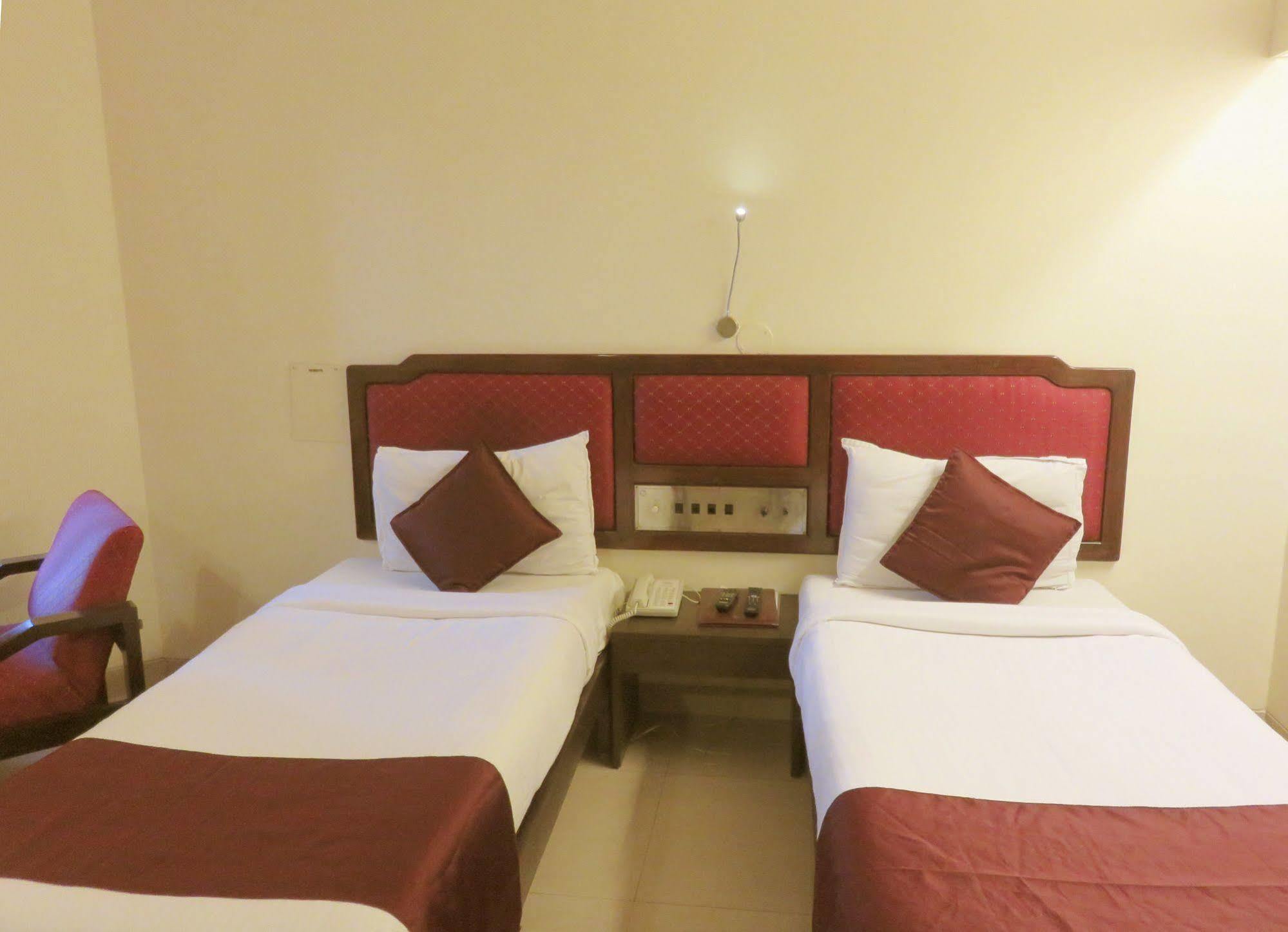 Hotel Ashish Plaza Пуне Екстер'єр фото