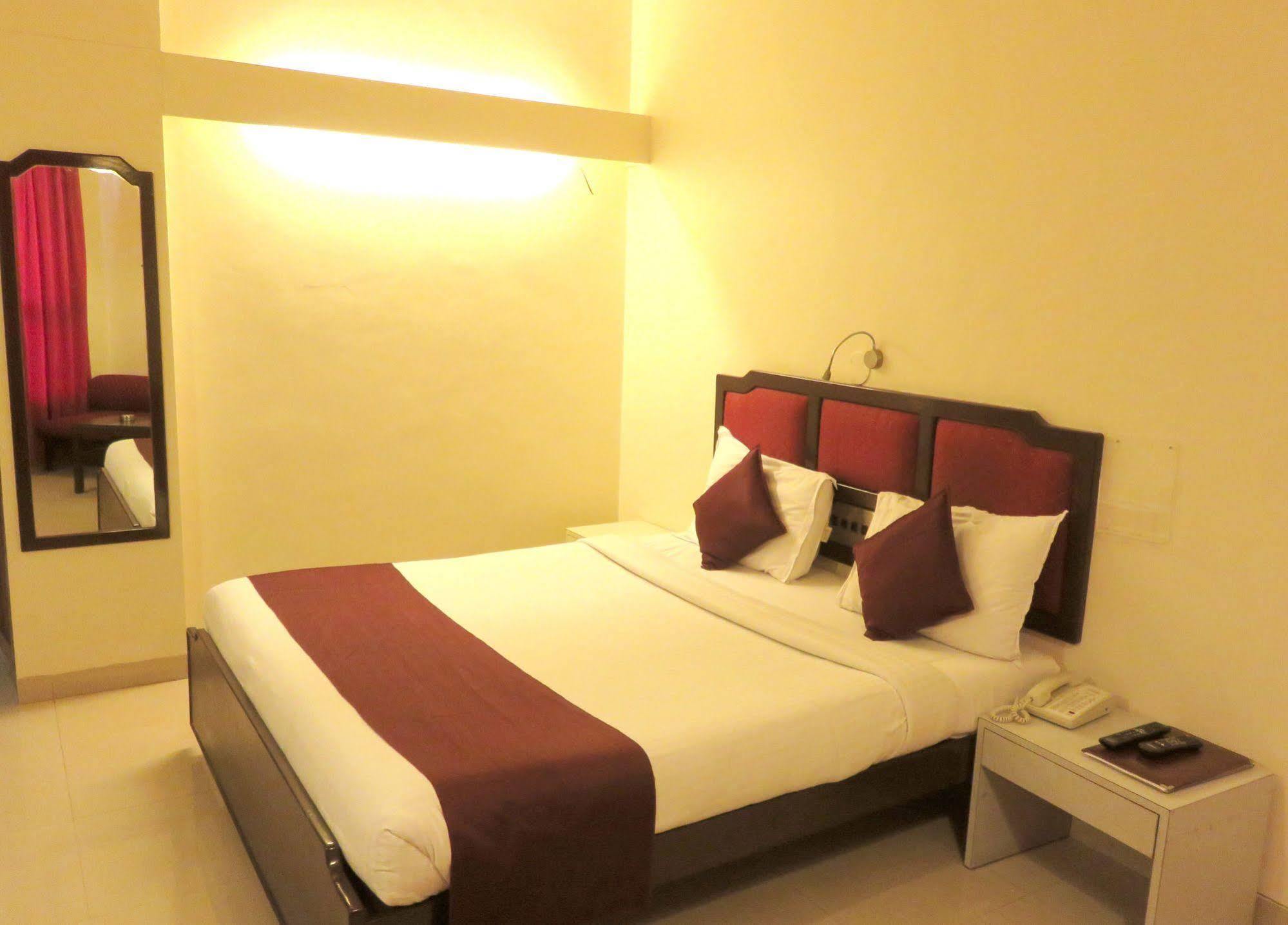 Hotel Ashish Plaza Пуне Екстер'єр фото